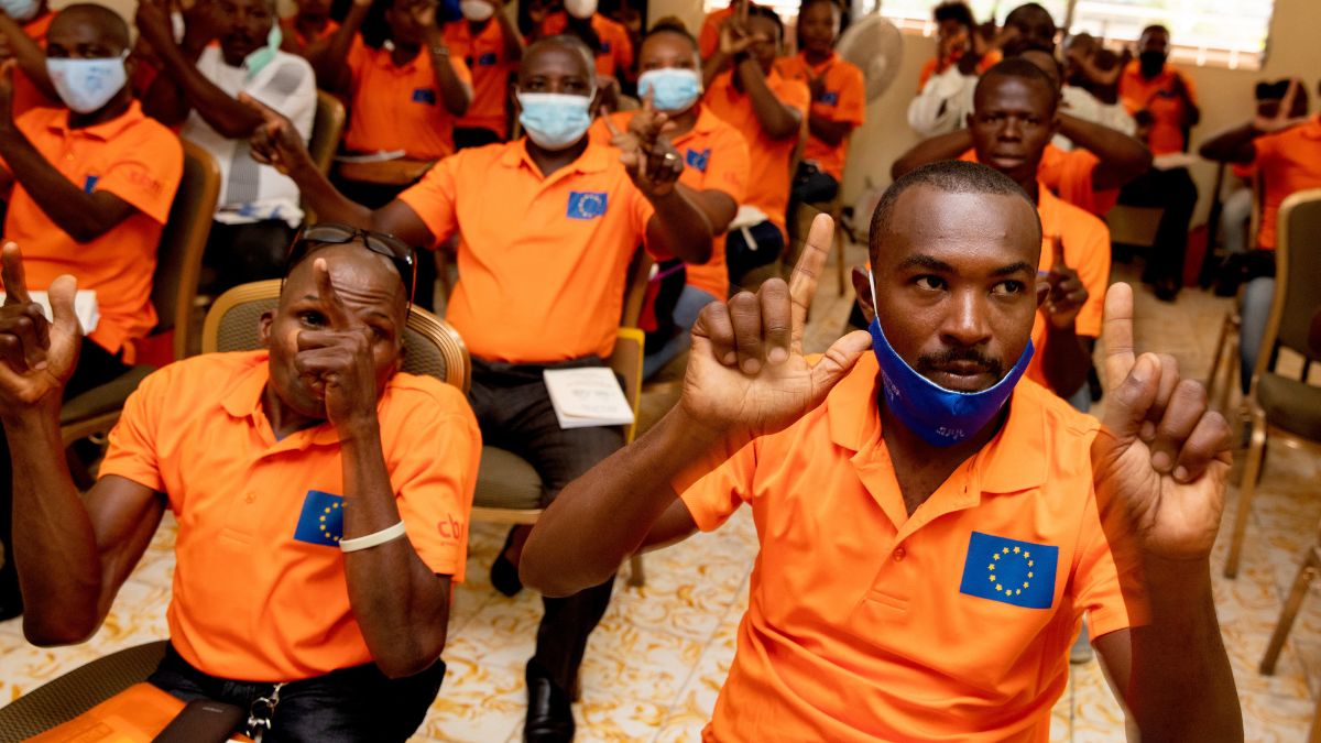 Participants in a CBM-supported sign language class