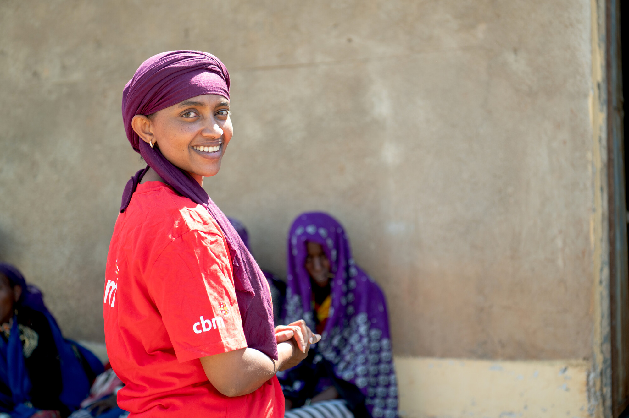 Fenan Adem, a 26-year-old social worker with CBM’s partner OSHO, distributes food in Dire Woreda, Borena Zone, amidst the devastating drought that has impacted many lives in this region of Ethiopia. Fenan ensures that essential donations of food and supplies reach those in urgent need. 
