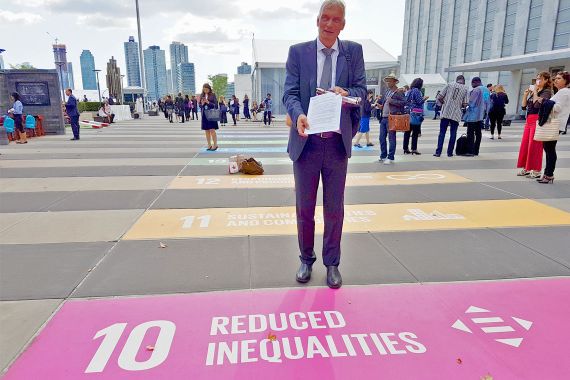 Ein blinder steht vor dem UN-Gebäude in New York